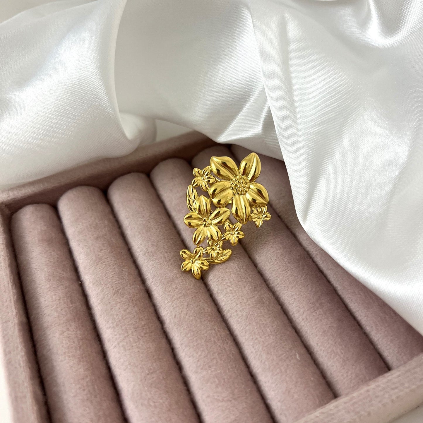 Anello Fiori scolpiti