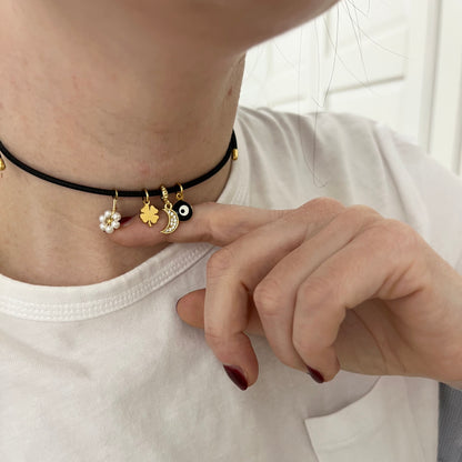 Collarino Nero con charms