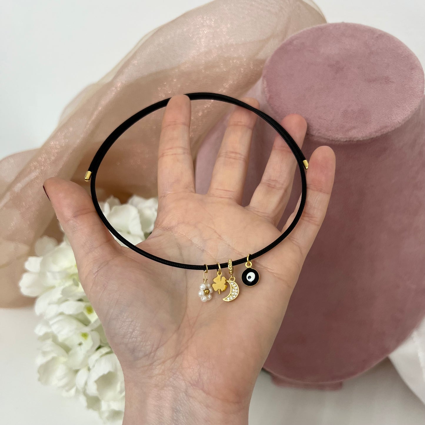 Collarino Nero con charms